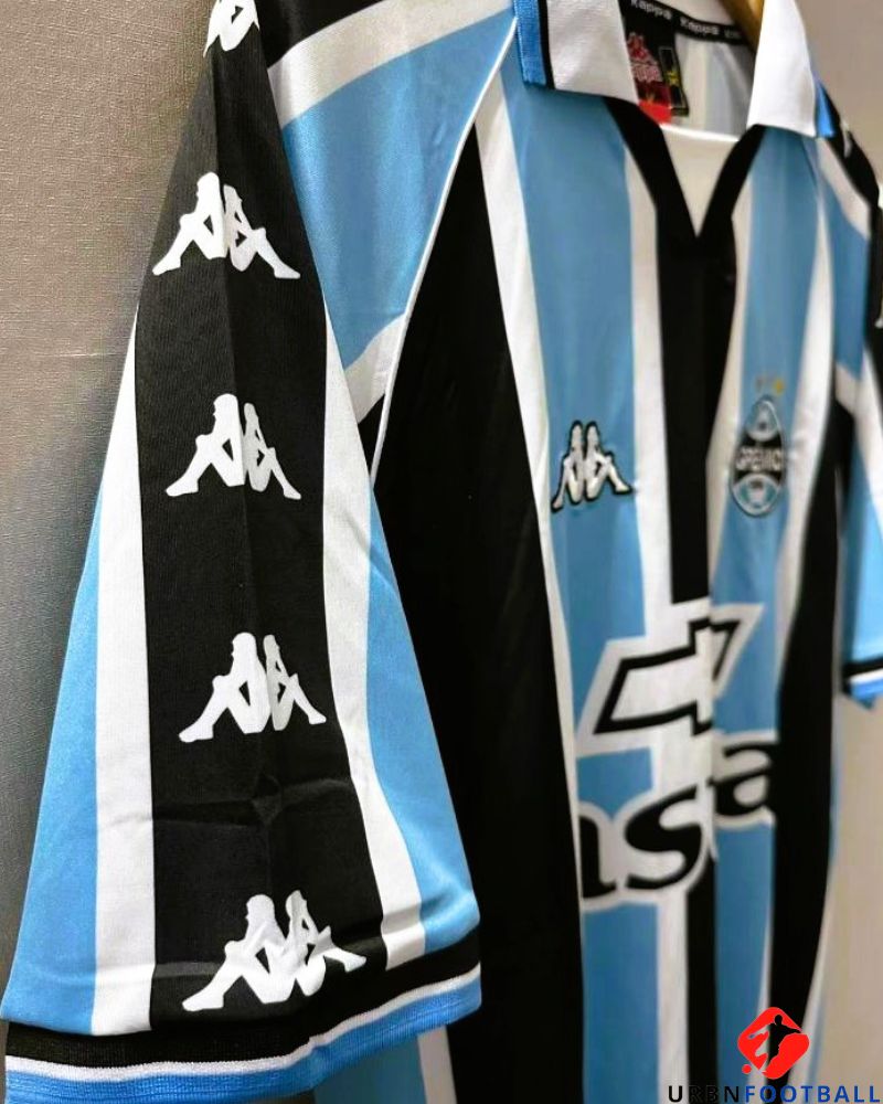 Maillot foot retro et vintage - FC Barcelone domicile #10 Ronaldinho Maillot foot retro et vintage - FC Barcelone domicile #10 Ronaldinho